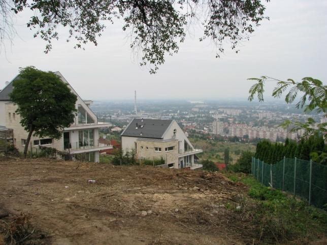 kerületben, Mátyáshegyen, erdőközeli, újépítésű környezetben