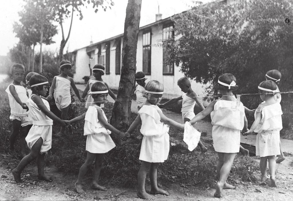 2. kép. A Montessori Kinderheim lakói Oltikáznak (Oltika az orkesztika gyerekneve) a kertben. Bécs-Grinzing 1922. (fotográfus ismeretlen) EDAR dvh-f-a3-009 MOHA dása alatt 60 táncestre került sor.