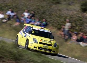 Az új Swift Sport egyéb jellemzői: Egyedülálló, lépcsős kialakítású, nagy nyílású, méhsejtmintás hűtőrács Szénszálas dombornyomás az első hűtőrácson, az első alsó spoileren, a küszöbspoilereken és a