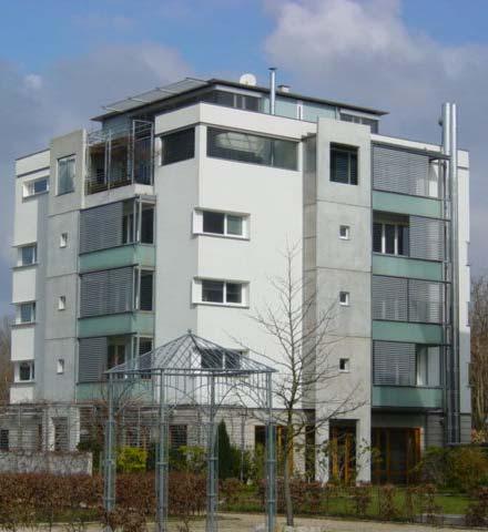 Sustainable City District Vauban Lakóépületek beüvegezett loggiákkal, napkollektorokkal A koncepció részei; A közlekedés; személyautók parkolása solar garázsban, autó nélkül 40%, tömegközlekedés,