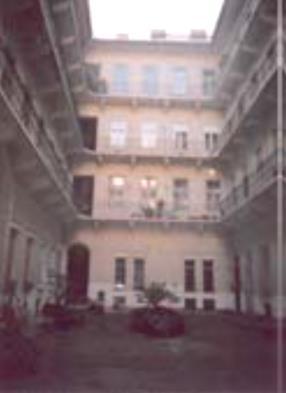 timpanonban női fejszobor van, hasonlóképpen a II. emeleten is. A legfölső emeleti ablakok egyszerű keretezésűek. A főpárkány kis kiülésű, egyszerű, konzolok nélkül készült.