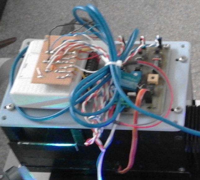 Mivel több hullámhosszon mértem, a detektor elé építettem egy motoros szűrőváltó rendszert, amelyet egy National Instrument-DAQ 6009-es adatgyűjtő kártya vezérelt.