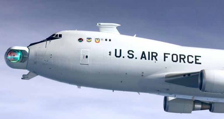 4. kép: A YAL-1A lézerrendszer [10] Maga a rendszer egy oxigén jodid kémiai lézer, amely 1315 nm hullámhosszúságon üzemel MW teljesítmény fölött, mely elegendő ahhoz, hogy több km-es távolságból