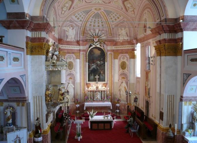 Kettős kompozit lizenákkal osztott belső falfelületein és boltozatain késő barokk architektúra-festés, mezőiben festett szoborfülkék, a boltozaton és a szentély falain Nepomuki