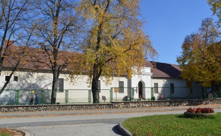 10 Örökségünk Iskolaépület Iskola utca A templomtól jobbra, annak szomszédságában áll az épület. A 18. század derekán a katolikus tanító helyben működik, aki olvasást és írást tanít.