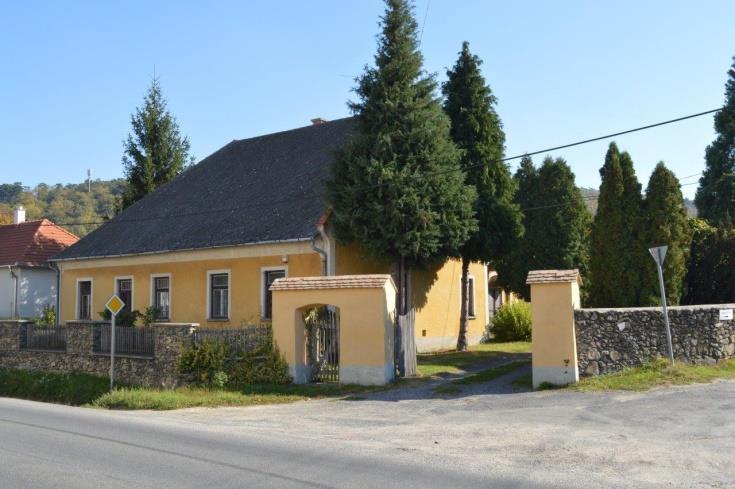 Veszprém 1778. Kód: A 8/14. 299. old.). Ez az épület, ha átalakítva és jelentősen bővítve, ma is iskolaként szolgál.