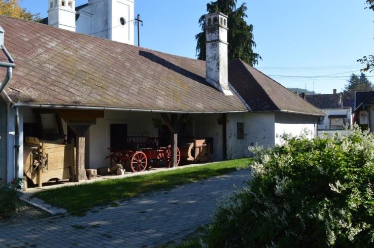 A régi épületszárny boltozott helyiségei, vastag falai barokk eredetére utalnak. Plébániaépület Petőfi S. utca A templommal szemben, az utca másik oldalán áll.