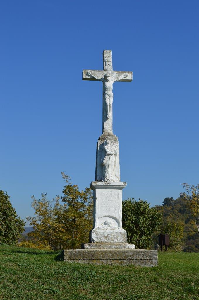 Az újfalui rész nyugati oldalán, az országút kanyarulatában, mellékút csatlakozásánál álló, útszéli kereszt. 1823-ban állították, 1914-ben /?/ javították.