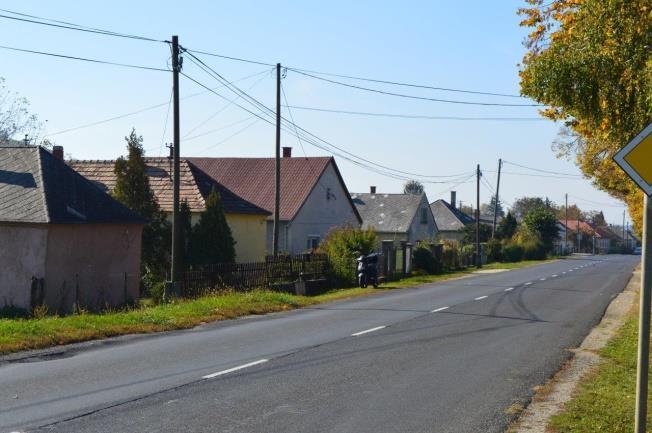 Eltérő karakterű településrészek 19 Újfalu A település terepviszonyait kanyarokkal követő főutcája, a Petőfi Sándor utca a 20.