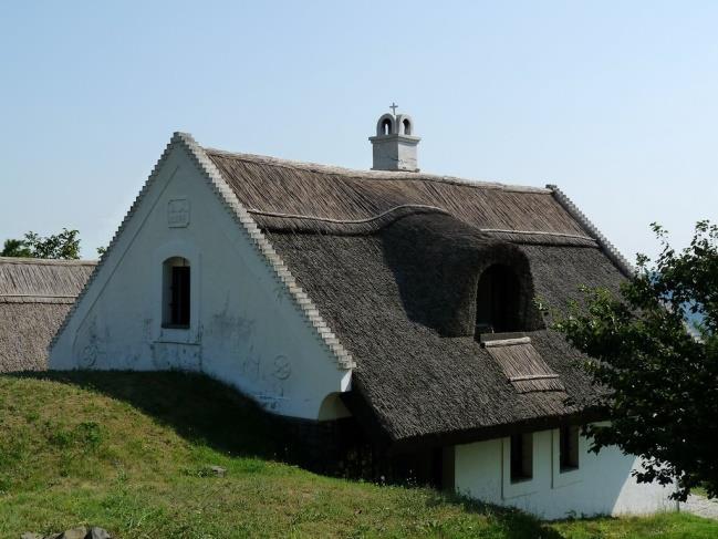 A Boncos-tető 448 m magas, tetején van a Batsányi-kilátó, amelyről Pazar kilátás nyílik a Balaton-felvidékre.