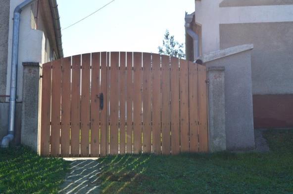 37 KERÍTÉSEK, KAPUK A régi házak részleteit öröm megfigyelni.