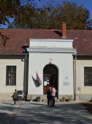 megfigyelhető: két szárnyú, jellegzetesen két vagy három