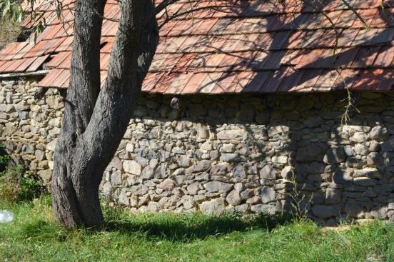 42 HOMLOKZATKÉPZÉS Az épületeink burkolása, vakolatának színezése, megmunkálása mindig is kedvelt tulajdonosi eszköz volt. Használjuk bátran, de figyeljünk a végső összképre!