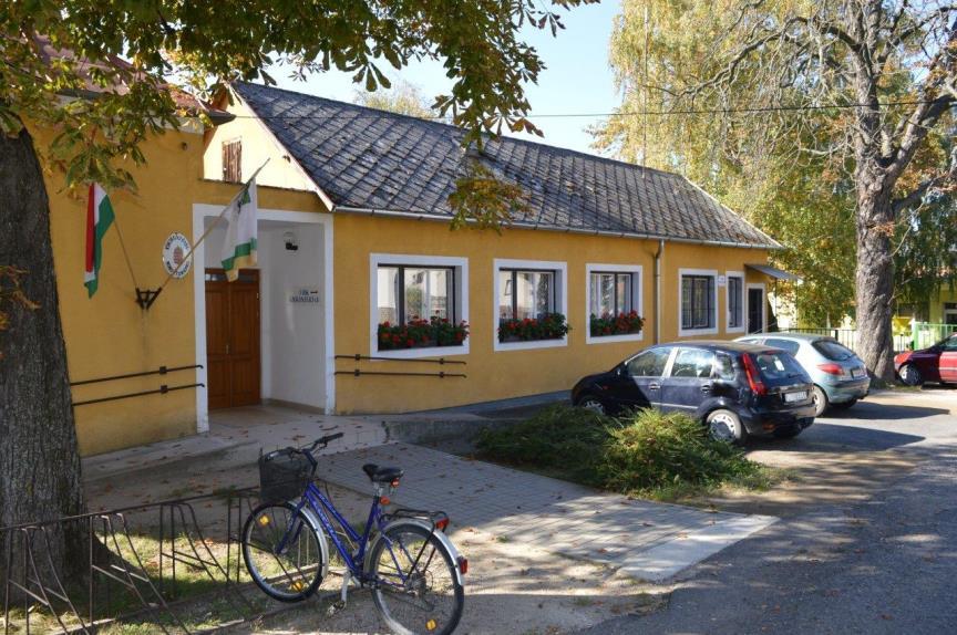 A hirdetés lényege a tájékoztatás, ezt tehetjük utcaképbe illően is.