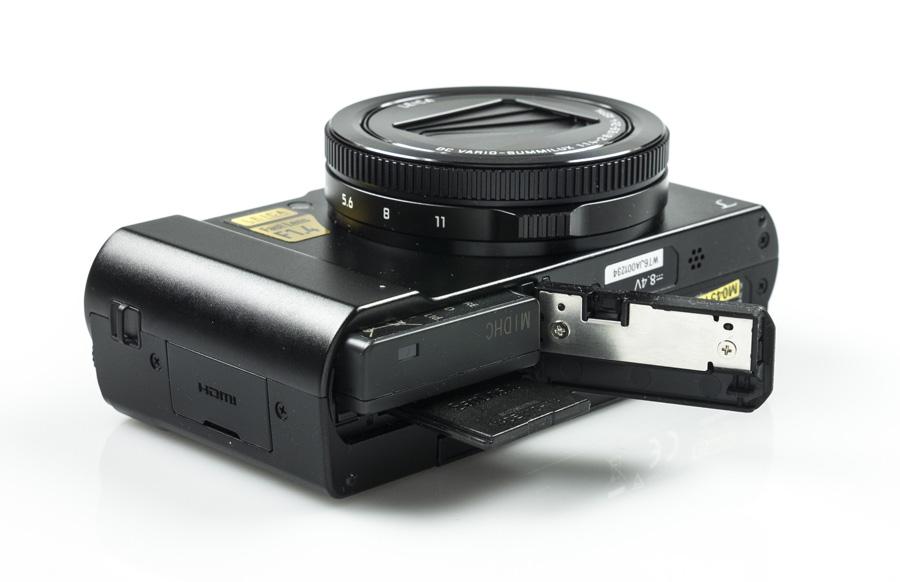 A Panasonic DMC-LX15 hátoldalát az érintésérzékeny kijelző uralja. Ez az egérmozi dönthető, felfelé akár 180 fokban mozgatható.