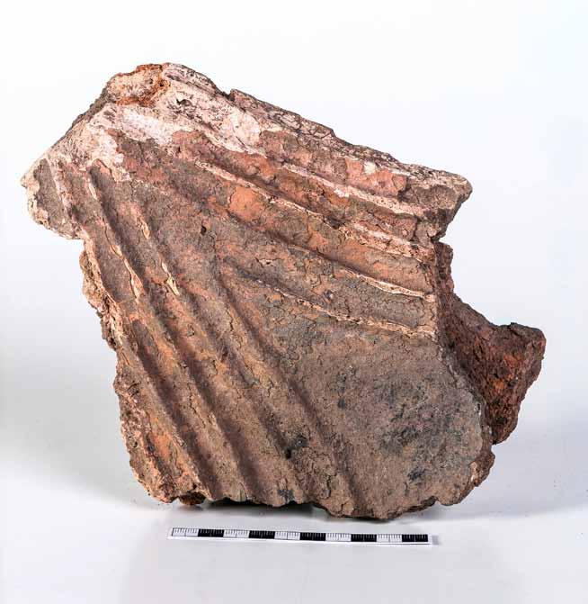 106 B. Hellebrandt Magdolna 63. kép. Köröm-Kápolna-domb. Tapasztott oromdísz. Ltsz. 99.36.3093 (48. obj.