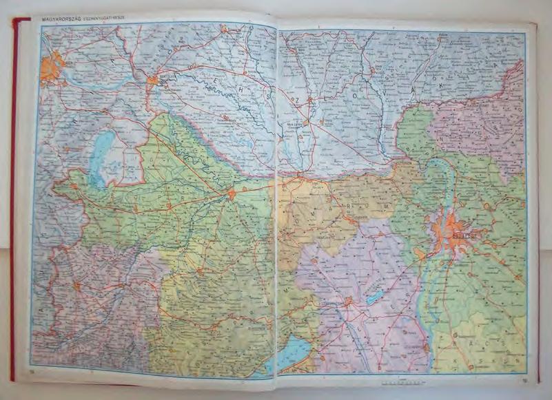 címét, a méretaránnyal együtt. A következő oldalon a jelmagyarázat található. Ezután következnek a térképoldalak. Elsőnek A Föld felszíne Érdi-Krausz Györgyféle összetett területtartó vetületben.