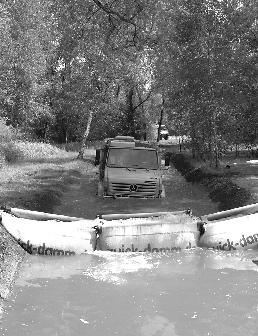 fogyasztást. A klasszikus tehergépjármûvekkel ellentétben az UNIMOG 6 hátrameneti fokozattal rendelkezik, ezért képes nagyon lassan, de nagyon gyorsan akár 27 km/órás sebességgel is hátrafelé haladni.