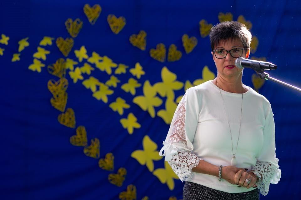 újságban