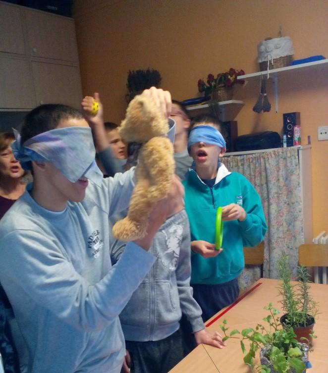 Bekötött szemmel tapintás útján próbáltuk kitalálni a kezünkbe helyezett
