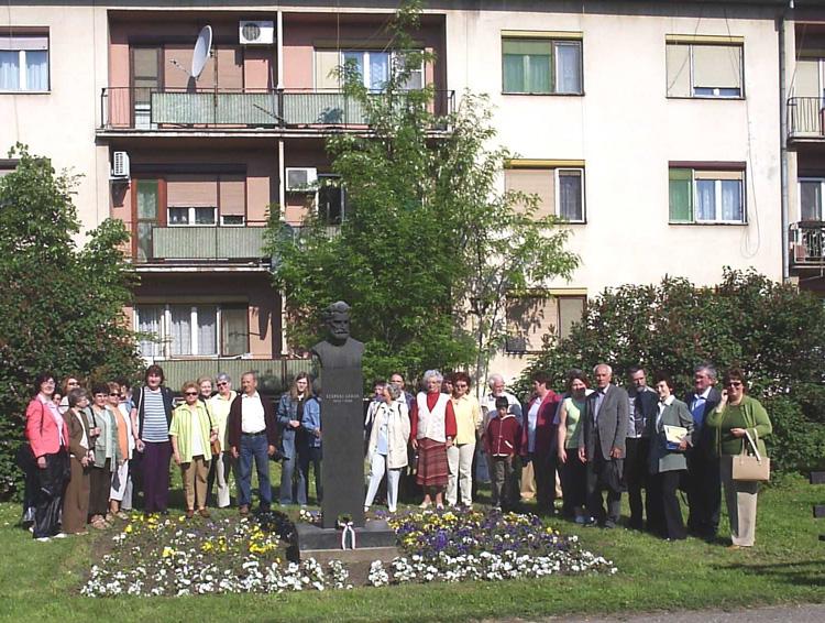 A mintegy 65 ezer kötetnyi dokumentum vegyesen szerb és magyar nyelvû az utóbbi immár teljességgel feldolgozott a Szirén integrált könyvtári rendszerben, melyhez, akár Magyarkanizsán, a Nemzeti