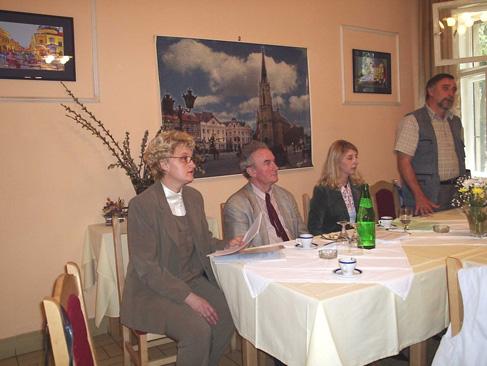 Újvidéki beszélgetõtársak a Forum-házban 1517-ben Zenta második kiváltságlevelét kijárta a királynál.