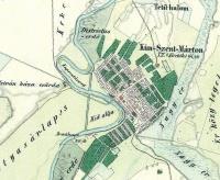 hogy hol legyen a központ és a piac. A település központjában épült fel 1741-45 között a Szent Márton templom, amely a mai barokk épületnek 1784-ben adja át végleges helyét. 8. térkép: II.