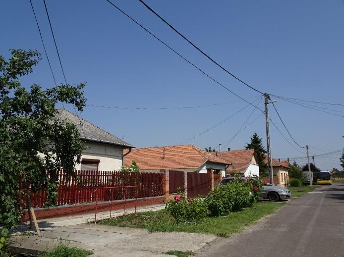 kép: Előkert nélküli családiházas beépítés,