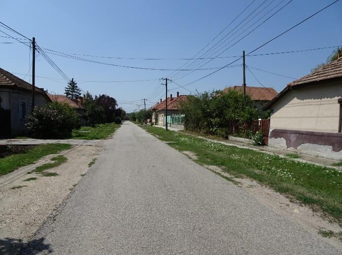 kép: Oldalhatáron álló beépítés, előkert nélküli