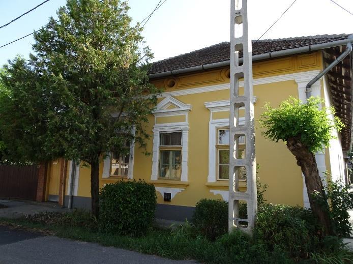 magasabb, így az épületmagasság is meghaladja az újonnan épült családiházakét.