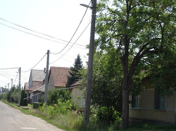 Épület típusok tekintetében jellemző az utcával párhuzamos, polgári típusú nagyobb belmagasságú épület, melynek másik, utcára merőleges gerincű tetővel épített változata is több helyen
