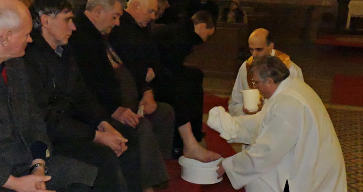 szentmiséről haza induló híveknek a