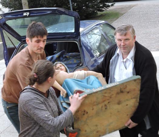 A szobrot speciális antikolt eljárással újra festette, majd egy matt lakkozott felületet képezett rajta, ügyelvén, hogy a régi árnyalatokat megőrizze.