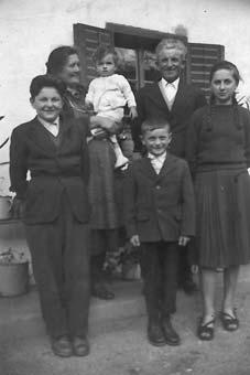 lita smo se u Beču najavili na Amerikanjskom nagykövetségű, oni su nam pomogli i za dva tajdne smo ur letili. Nek trimi smo bili na mašinu, Engliško, Izland, Grönland i na kraju Amerika.