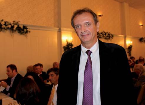 Kitüntetés Odlikovanje 3 Szentpéterfa Községi Ön kormányzat 2016. szeptember 25-én a Szentpéter - fáért ki tün tetésben ré szesíti Steve Geo - sitsot.