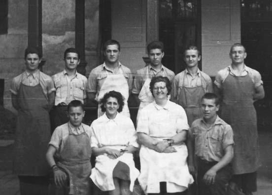 Jožef Hirschl (Veselov gospodin) 7 19. majuša 1935. se rodil u Petrovom Selu. Po školi, 1950. lita se najavil u takozvani mali seminarij, ali crikvene škole su zaprli, a on se vratil domon.
