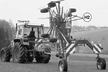 Transportstellung Gerät nur in Transportstellung (2) befördern! Befahren von öffentlichen Straßen Achtung!