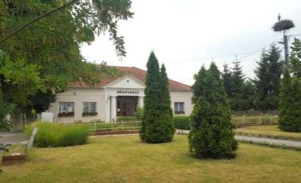 , 500 m2-től 6500 m2-ig vannak telkek. Az iskola telke pl. 6500 m2, a polgármesteri hivatalé 1500 m2. A lakóházas telkek kisebbek, 500-1500 m2 körüliek.