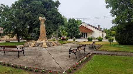 1 BEVEZETÉS A Polgármesteri hivatal épülete és a művelődési ház előtti park A település megjelenése, arculata sokat elárul annak történetéről, lakóiról, jelenéről, gazdasági helyzetéről.