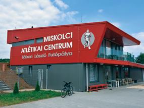 16 sportélet Sport a legmagasabb szinten Talán minden frissen felvett hallgató tisztában van azzal, hogy egyetemi évei alatt is kötelező testnevelésórákat kell látogatnia.