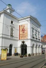 század végére fontos ipari és kereskedelmi központtá fejlődött, amelynek belvárosa javában máig megőrizte az egykori polgári világ főleg klasszicista és szecessziós építészeti örökségét.