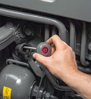 Motor Hajtómű Vario-vezérlés Üzemanya-előszűrő (fűtött) Előmeleítő rendszer (motor-, hajtómű-, hidraulikaolaj) Motorfék Irányváltás-, Stop&Go funkió Fiyelmeztető han hátramenetben Vezérlőkar