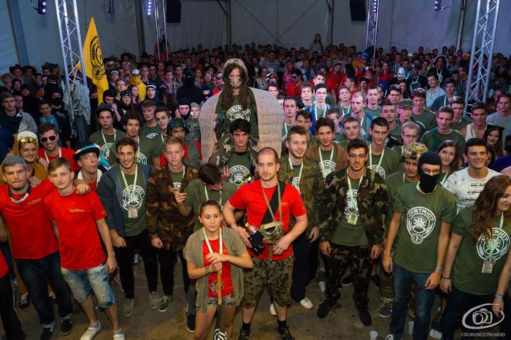 A tankörbeszélgetések során az egyetemi rendszerrel ismerkedhetnek meg 15-20 fős csoportokban, majd csapatépítő vetélkedőkkel és sportprogramokkal igyekszünk az elsősöket