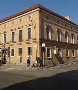A múlt század közepének lakóépületeire már a semleges, dísztelen szimmetrikus egyszerű homlokzati megoldások a jellemzőek, loggiával, erkéllyel