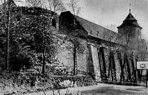 Általános vélekedés szerint az egyetem a belső várban, a székesegyház közelében volt. Egyed főesperes végrendeletéből (1324.) megtudjuk, hogy a 14.