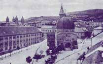 A főtér a századfordulón (képeslap) Belvárosi katholikus kör épülete 1929-ben A beépítés sűrűsége tovább növekedett, új utcákat nyitottak (pl.