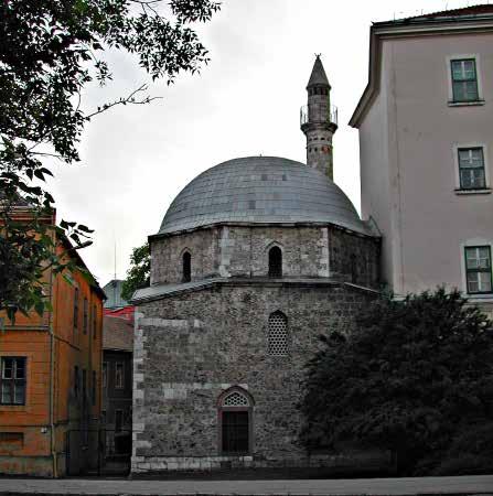 A tervszerűen kiépült városrész a korszakra jellemző korszerű tömbtelkes beépítési móddal valósult meg, monumentális eszközöket is felhasználva. Ekkor épült pl.