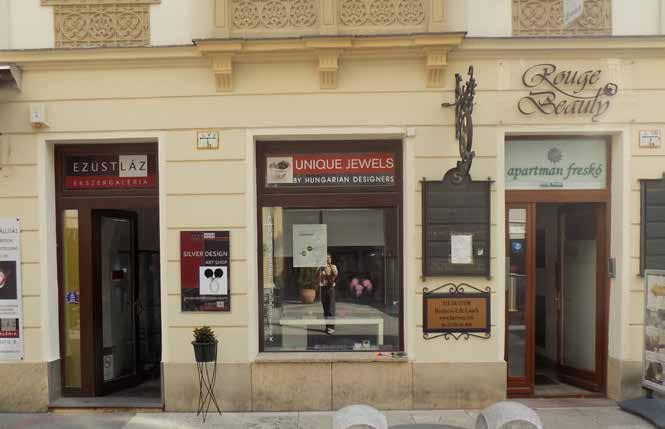 ÜZLETPORTÁLOK Fő szabály, hogy a kirakat engedje érvényesülni a homlokzat eredeti architektúráját, és attól ne térjen el gyökeresen!
