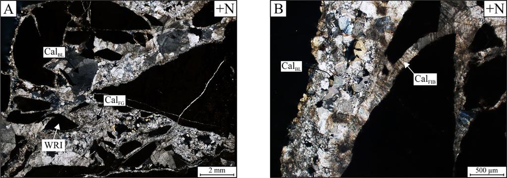 nem, a pórusok falán fenn-nőtt kalcit kristályok jelennek meg (30. ábra, B). Relatív időbeli sorrendben első a rostos szemcsemorfológiával rendelkező kalcit és tömeges kvarc alkotta fázis (30.