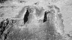 10. kép. Kétkürtős, átégett tapasztású tüzelőhely (sütőkemence) maradványa a XXVII. szelvény felszínén EGY TÜZES MESTERSÉG A VÁRBAN.